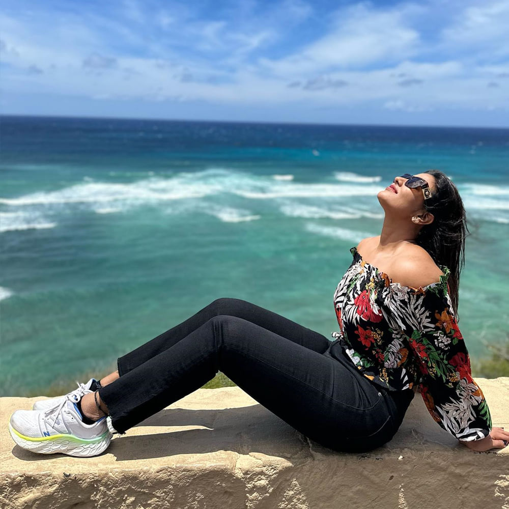 తమిళ బ్యూటీ ఐశ్వర్య రాజేశ్ గురించి ప్రత్యేకంగా చెప్పాల్సిన పని లేదు.. తన నటనతో అందరిని ఆకట్టుకున్నది ఈ చిన్నది.. నిత్యం బ్యూటిఫుల్ ఫోటోస్ షేర్ చేస్తూ అందరిని బాగా ఆకట్టుకుంటుంది. ప్రస్తుతం వరుస సినిమాలతో బిజీ గా ఉంది ఈ చిన్నది.. తాజాగా షేర్ చేసిన అట్రాక్టివ్ ఫోటోస్ సోషల్ మీడియాలో వైరల్ అవుతున్నాయి..