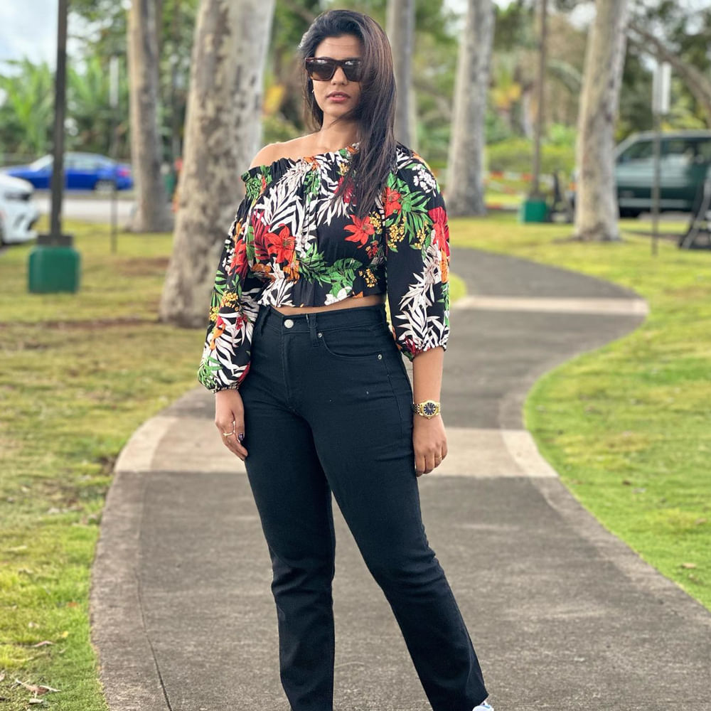 తమిళ బ్యూటీ ఐశ్వర్య రాజేశ్ గురించి ప్రత్యేకంగా చెప్పాల్సిన పని లేదు.. తన నటనతో అందరిని ఆకట్టుకున్నది ఈ చిన్నది.. నిత్యం బ్యూటిఫుల్ ఫోటోస్ షేర్ చేస్తూ అందరిని బాగా ఆకట్టుకుంటుంది. ప్రస్తుతం వరుస సినిమాలతో బిజీ గా ఉంది ఈ చిన్నది.. తాజాగా షేర్ చేసిన అట్రాక్టివ్ ఫోటోస్ సోషల్ మీడియాలో వైరల్ అవుతున్నాయి..