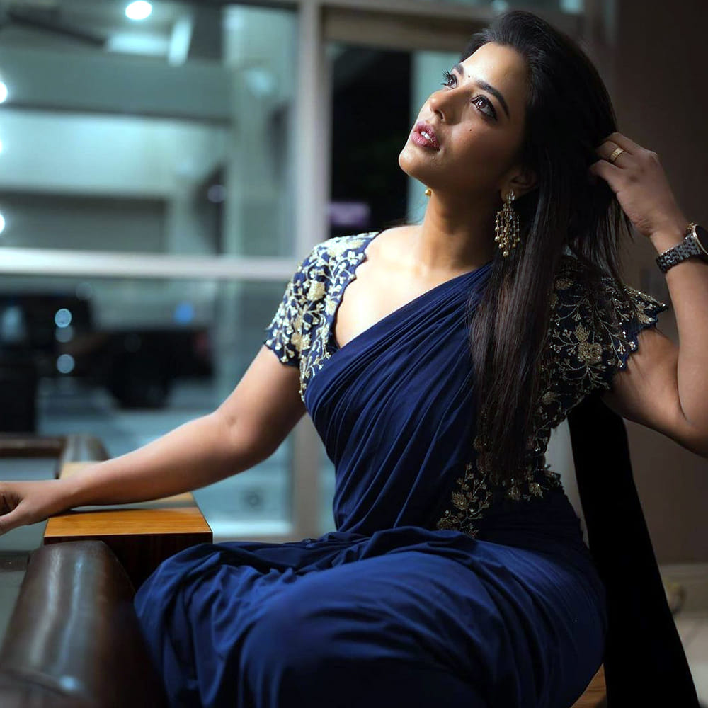 ఐశ్వర్య రాజేష్ అచ్చతెలుగు అమ్మాయిలా కనిపించే ఈ అమ్మడు..  కౌశల్య కృష్ణ మూర్తి సినిమాతో హీరోయిన్ గా వెండితెరకు పరిచయం అయ్యింది.  సినిమాతోనే ఇండస్ట్రీ తనవైపు చూసేలా చేసింది.ఇక వరుసగా ఈ అమ్మడికి అవకాశాలు క్యూ కట్టాయి. ఇక సోషల్ మీడియాలో కూడా తన న్యూ ఫోటోషూట్ తో సత్తా చూపుతూనే కుర్రకారుకు దగ్గరవుతుంది. తాజా ఫొటోస్ ట్రెండీగా ఎట్రాక్ట్ చేస్తున్నాయి