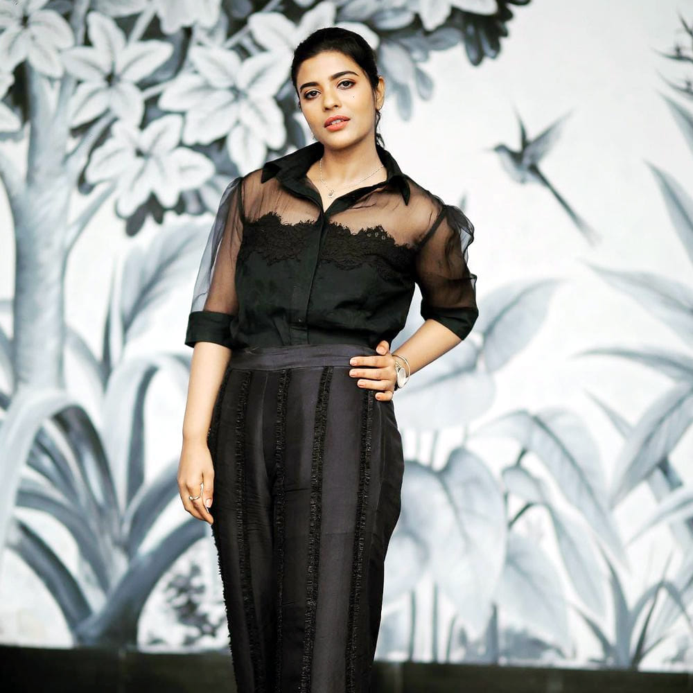 ఐశ్వర్య రాజేష్ అచ్చతెలుగు అమ్మాయిలా కనిపించే ఈ అమ్మడు..  కౌశల్య కృష్ణ మూర్తి సినిమాతో హీరోయిన్ గా వెండితెరకు పరిచయం అయ్యింది.  సినిమాతోనే ఇండస్ట్రీ తనవైపు చూసేలా చేసింది.ఇక వరుసగా ఈ అమ్మడికి అవకాశాలు క్యూ కట్టాయి. ఇక సోషల్ మీడియాలో కూడా తన న్యూ ఫోటోషూట్ తో సత్తా చూపుతూనే కుర్రకారుకు దగ్గరవుతుంది. తాజా ఫొటోస్ ట్రెండీగా ఎట్రాక్ట్ చేస్తున్నాయి