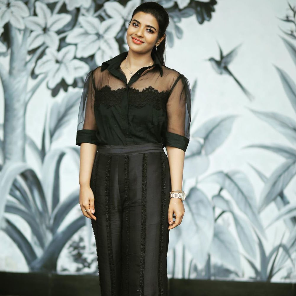 ఐశ్వర్య రాజేష్ అచ్చతెలుగు అమ్మాయిలా కనిపించే ఈ అమ్మడు..  కౌశల్య కృష్ణ మూర్తి సినిమాతో హీరోయిన్ గా వెండితెరకు పరిచయం అయ్యింది.  సినిమాతోనే ఇండస్ట్రీ తనవైపు చూసేలా చేసింది.ఇక వరుసగా ఈ అమ్మడికి అవకాశాలు క్యూ కట్టాయి. ఇక సోషల్ మీడియాలో కూడా తన న్యూ ఫోటోషూట్ తో సత్తా చూపుతూనే కుర్రకారుకు దగ్గరవుతుంది. తాజా ఫొటోస్ ట్రెండీగా ఎట్రాక్ట్ చేస్తున్నాయి