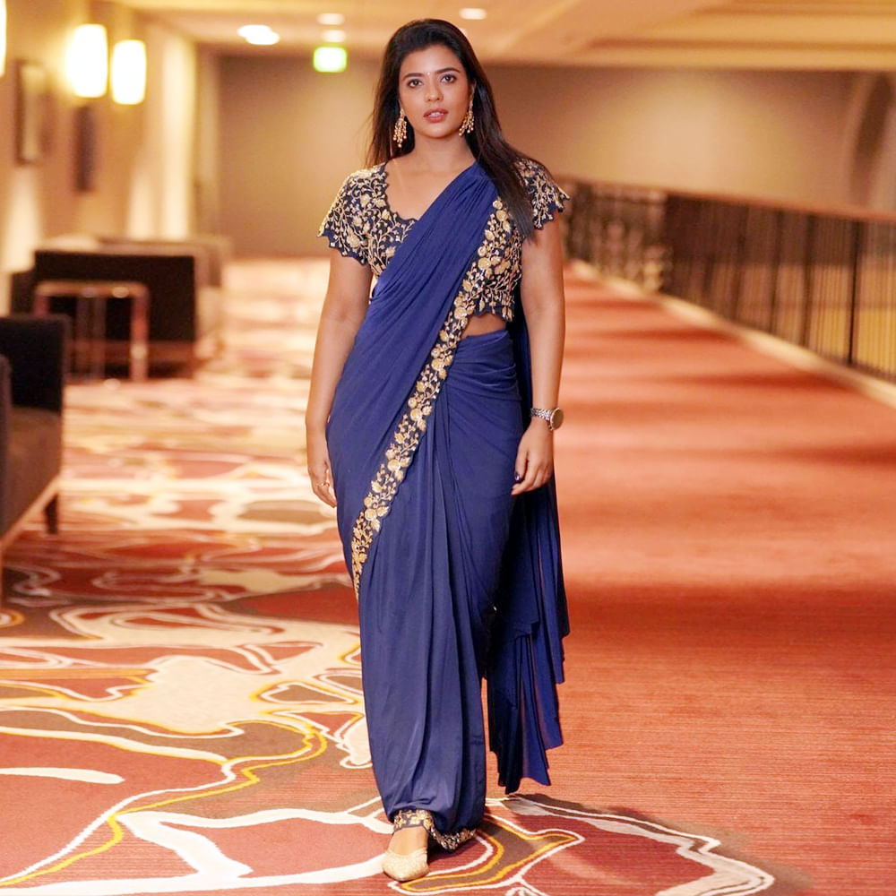 ఐశ్వర్య రాజేష్ అచ్చతెలుగు అమ్మాయిలా కనిపించే ఈ అమ్మడు..  కౌశల్య కృష్ణ మూర్తి సినిమాతో హీరోయిన్ గా వెండితెరకు పరిచయం అయ్యింది.  సినిమాతోనే ఇండస్ట్రీ తనవైపు చూసేలా చేసింది.ఇక వరుసగా ఈ అమ్మడికి అవకాశాలు క్యూ కట్టాయి. ఇక సోషల్ మీడియాలో కూడా తన న్యూ ఫోటోషూట్ తో సత్తా చూపుతూనే కుర్రకారుకు దగ్గరవుతుంది. తాజా ఫొటోస్ ట్రెండీగా ఎట్రాక్ట్ చేస్తున్నాయి