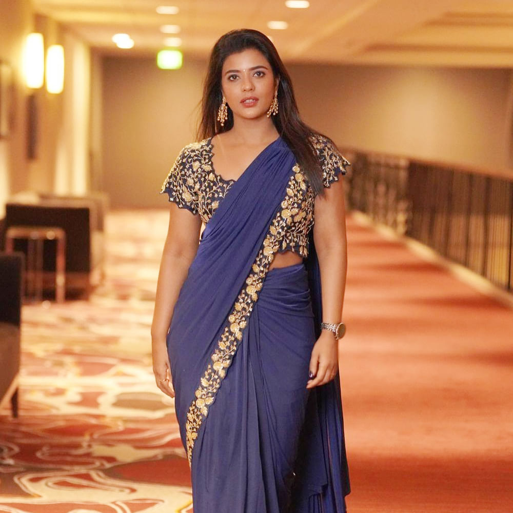 ఐశ్వర్య రాజేష్ అచ్చతెలుగు అమ్మాయిలా కనిపించే ఈ అమ్మడు..  కౌశల్య కృష్ణ మూర్తి సినిమాతో హీరోయిన్ గా వెండితెరకు పరిచయం అయ్యింది.  సినిమాతోనే ఇండస్ట్రీ తనవైపు చూసేలా చేసింది.ఇక వరుసగా ఈ అమ్మడికి అవకాశాలు క్యూ కట్టాయి. ఇక సోషల్ మీడియాలో కూడా తన న్యూ ఫోటోషూట్ తో సత్తా చూపుతూనే కుర్రకారుకు దగ్గరవుతుంది. తాజా ఫొటోస్ ట్రెండీగా ఎట్రాక్ట్ చేస్తున్నాయి