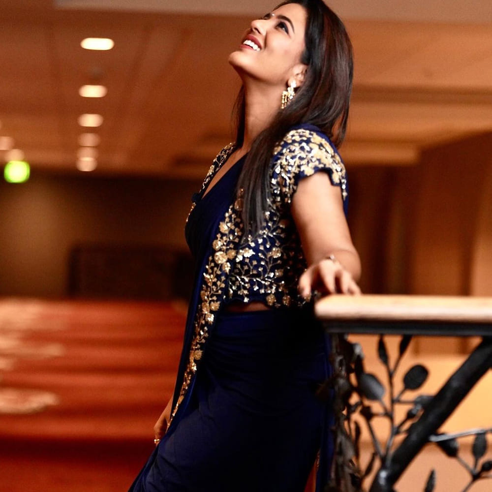 ఐశ్వర్య రాజేష్ అచ్చతెలుగు అమ్మాయిలా కనిపించే ఈ అమ్మడు..  కౌశల్య కృష్ణ మూర్తి సినిమాతో హీరోయిన్ గా వెండితెరకు పరిచయం అయ్యింది.  సినిమాతోనే ఇండస్ట్రీ తనవైపు చూసేలా చేసింది.ఇక వరుసగా ఈ అమ్మడికి అవకాశాలు క్యూ కట్టాయి. ఇక సోషల్ మీడియాలో కూడా తన న్యూ ఫోటోషూట్ తో సత్తా చూపుతూనే కుర్రకారుకు దగ్గరవుతుంది. తాజా ఫొటోస్ ట్రెండీగా ఎట్రాక్ట్ చేస్తున్నాయి