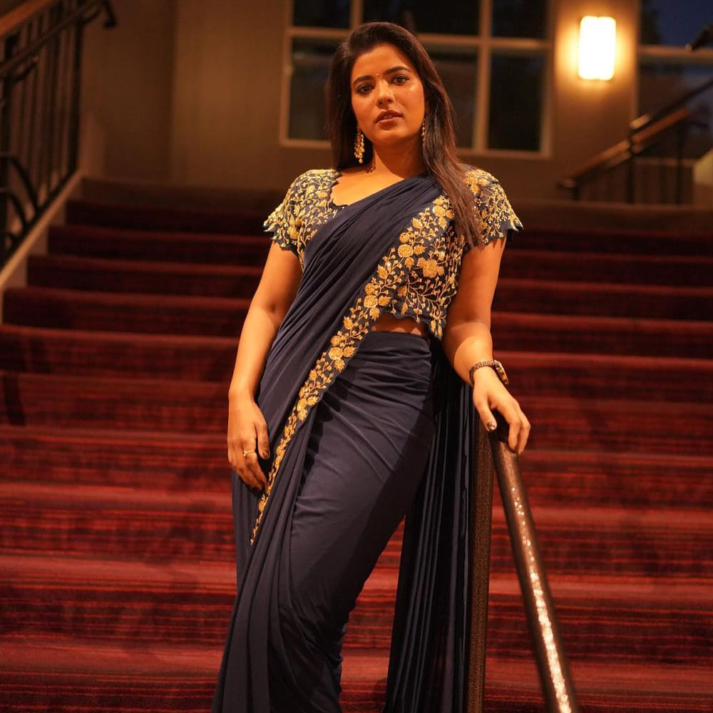 ఐశ్వర్య రాజేష్ అచ్చతెలుగు అమ్మాయిలా కనిపించే ఈ అమ్మడు..  కౌశల్య కృష్ణ మూర్తి సినిమాతో హీరోయిన్ గా వెండితెరకు పరిచయం అయ్యింది.  సినిమాతోనే ఇండస్ట్రీ తనవైపు చూసేలా చేసింది.ఇక వరుసగా ఈ అమ్మడికి అవకాశాలు క్యూ కట్టాయి. ఇక సోషల్ మీడియాలో కూడా తన న్యూ ఫోటోషూట్ తో సత్తా చూపుతూనే కుర్రకారుకు దగ్గరవుతుంది. తాజా ఫొటోస్ ట్రెండీగా ఎట్రాక్ట్ చేస్తున్నాయి