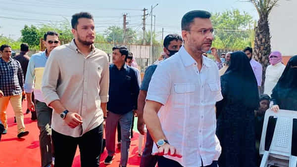 Hyderabad: పాతబస్తీ పొలిటికల్ స్క్రీన్పైకి జూనియర్ ఓవైసీ.. పోటీ చేసేది అక్కడి నుంచేనా..? ఎంఐఎం ప్లానేంటి..?