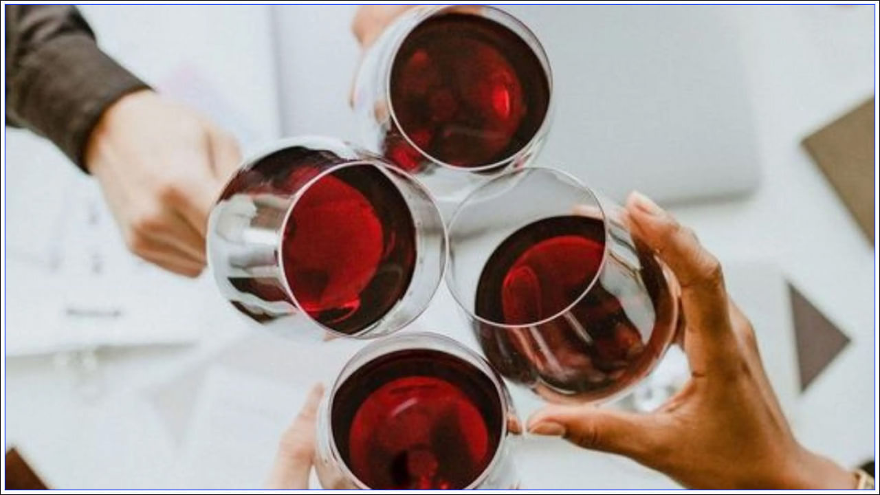 మద్యపానం చాలా చెడ్డ అలవాటు. అయితే అది తెలిసి కూడా చాలా మంది ఈ అలవాటును మానుకోలేరు. మద్యం కారణంగా అనారోగ్య సమస్యలు పెరిగిపోతున్నాయి. రోజూలో మద్యం సేవిస్తే శరీరంలో పన్నెండు గంటల పాటు దాని ప్రభావం ఉంటుంది. అయితే దానిని తేలిగ్గా తీసుకోకూడదు. 