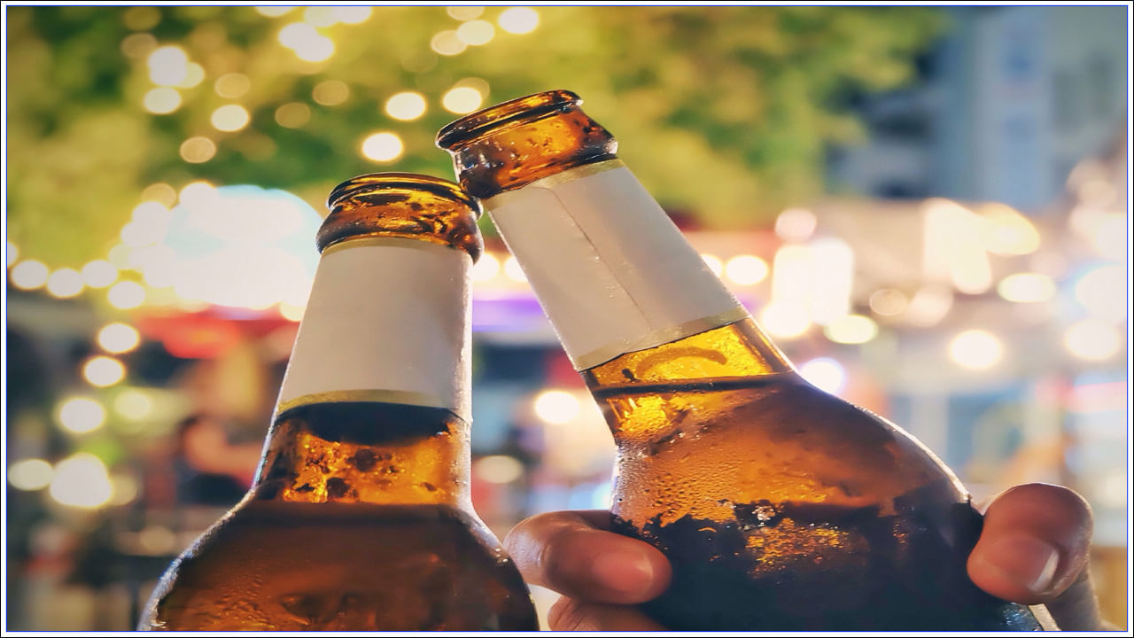 ప్రతిరోజూ మద్యం సేవించడం వల్ల మీరు ఊహించలేని విధంగా శరీరానికి కొంత నష్టం వాటిల్లుతుంది. నిద్రపై మద్యం ప్రభావం ఎలా ఉంటుందో తెలుసా? అధిక మద్యపానం రోజంతా అలసటకు దారితీస్తుంది. 