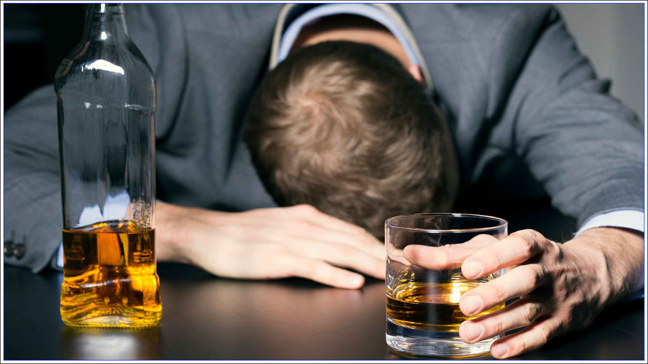 ఆల్కహాల్ తాగడం వల్ల మెదడులో తెల్ల పదార్థం వచ్చే ప్రమాదం ఉంది. అధిక మద్యపానం రోగనిరోధక వ్యవస్థపై కూడా ప్రభావం చూపుతుంది. ఆల్కహాల్ నెమ్మదిగా శరీరాన్ని నాశనం చేస్తుంది. దీని కారణంగా శరీరంలో వివిధ రకాల మంటలు ఏర్పడతాయి.