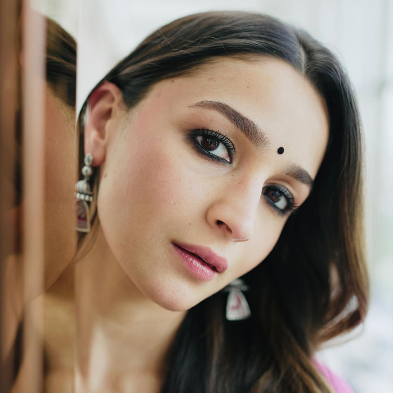 అలియా భట్.. పరిచయం అవసరం లేని పేరు.. క్యూట్ క్యూట్ గా , సొట్టబుగ్గల స్మైల్ తో క్రేజీ హీరోయిన్గా మంచి ఫార్మ్ లో ఉంది అలియా. రీల్ లైఫ్ లోనే కాదు రియల్ లైఫ్లోనూ తన అందంతో ఎట్ట్రాక్ట్ చేస్తుంది ఈ వయ్యారి. ఇక ఆర్ఆర్ఆర్ మూవీతో తెలుగులో అడుగుపెట్టిన అలియా..