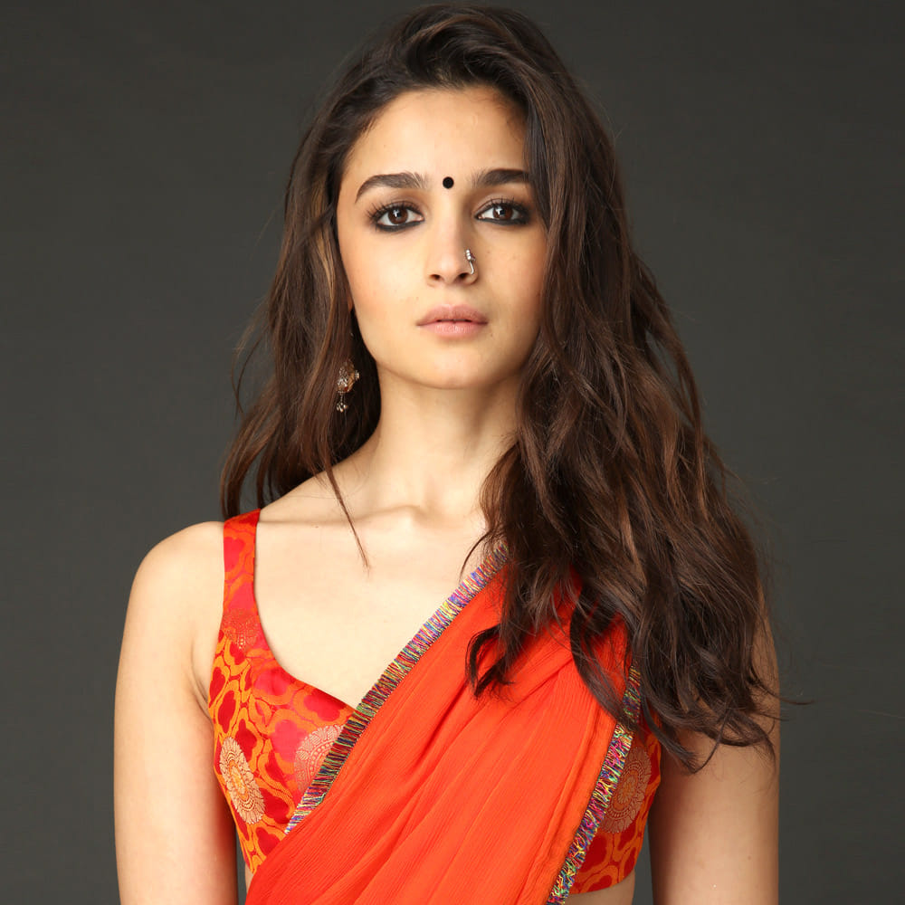 Alia - స్పెషల్‌ లేడీ స్పై  యష్‌ రాజ్‌ ఫిల్మ్స్ ఫస్ట్ ఫీమేల్‌ లీడ్‌ స్పై ఫిల్మ్ అనౌన్స్ చేసింది. ఇందులో ఆలియాభట్‌ హీరోయిన్‌ గా నటించనున్నారు. ఈ సినిమా వచ్చే ఏడాది సెట్స్ మీదకు వెళ్లనుంది. 2012 నుంచి స్పై మూవీలను తెరకెక్కిస్తోంది యష్‌రాజ్‌ ఫిల్మ్స్. ఇప్పటిదాకా ఆలియా  చేయని తరహా పాత్రను డిజైన్‌ చేస్తున్నారు ఆదిత్య చోప్రా. పూర్తి స్థాయి యాక్షన్‌ ఎంటర్‌టైనర్‌గా తెరకెక్కనుంది ఈ మూవీ. ప్రస్తుతం ప్రీ ప్రొడక్షన్‌ పనులు జరుగుతున్నాయి.