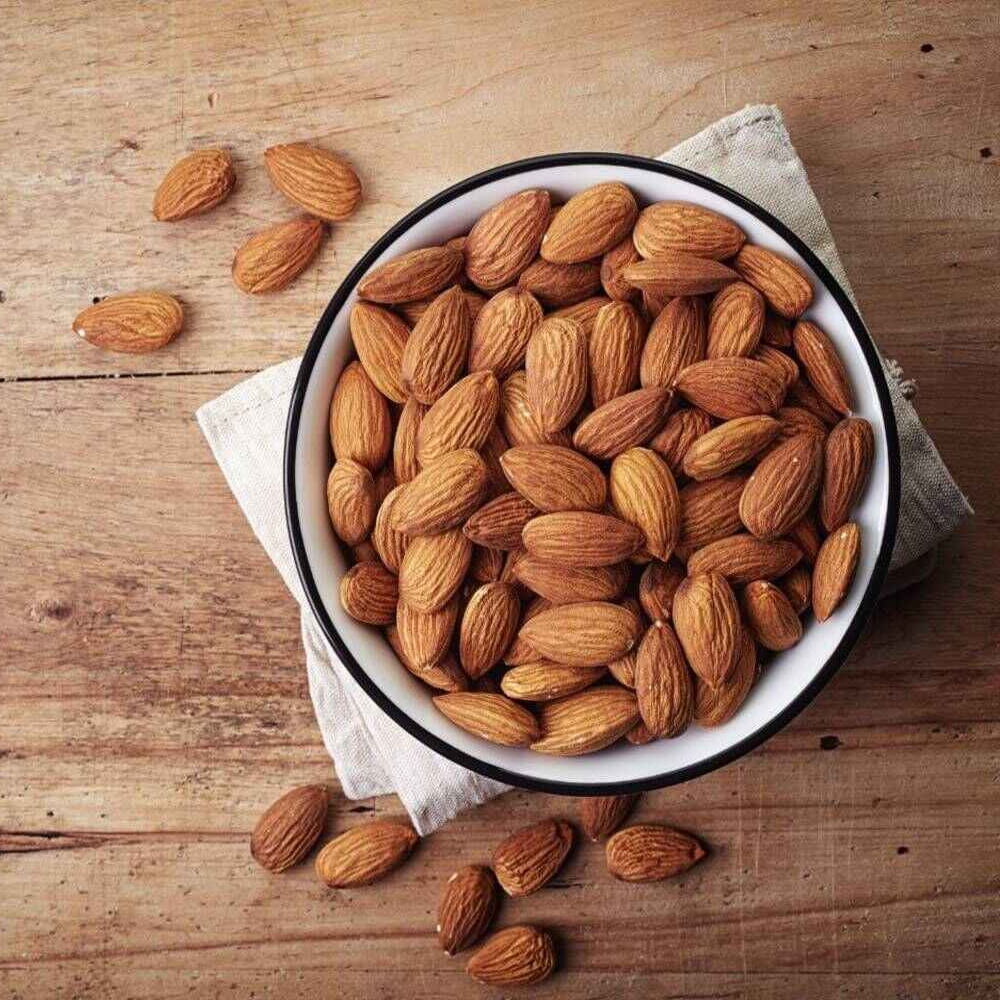 బాదం: బాదంలో అధికమొత్తంలో ప్రోటీన్లు, ఫైబర్ వంటి పోషకాలుంటాయి. ఉదయం పరగడుపున వీటిని తింటే జ్ఞాపకశక్తి  పెరుగుతుంది. ఇది బరువు తగ్గించేందుకు కూడా  సహాయపడుతుంది. నానబెట్టిన బాదం పప్పులను రోజూ తీసుకోవడం వల్ల శరీర రోగనిరోధక శక్తి కూడా పెరుగుతుంది.