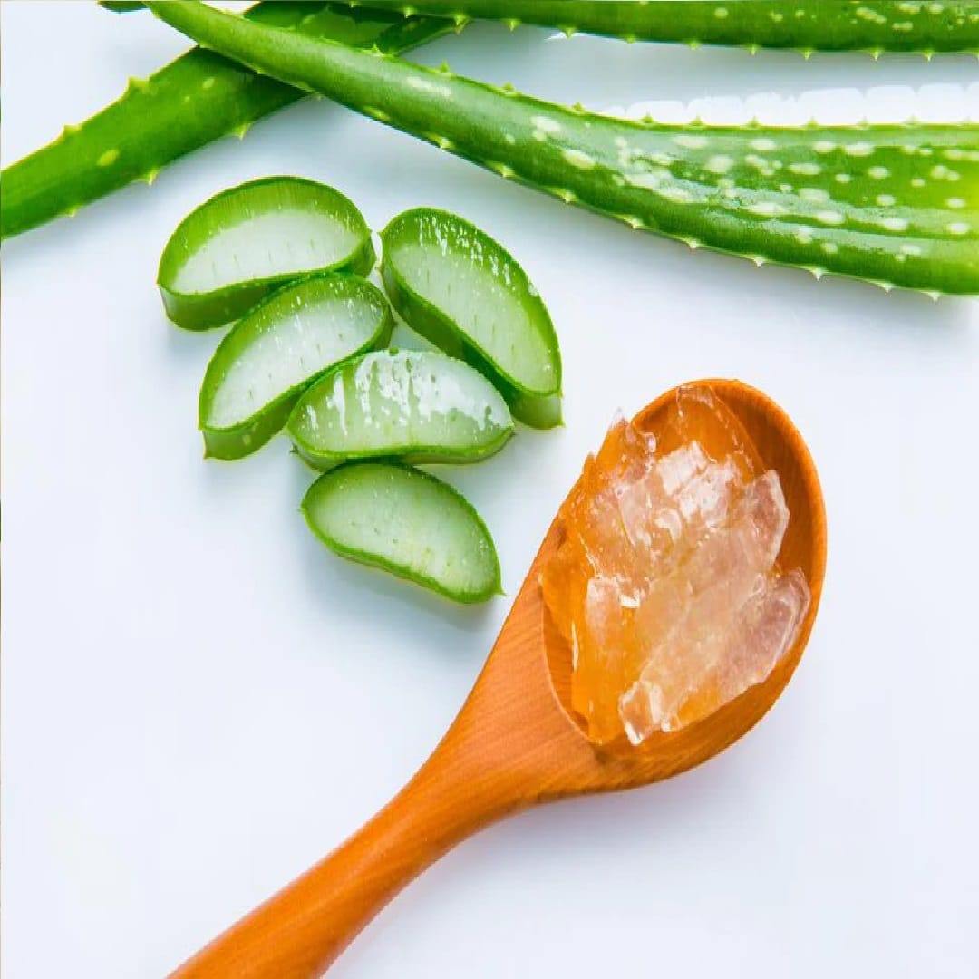 గుండె సంబంధిత సమస్యలు ఉన్నవారు కలబందను తీసుకోవడం మానుకోవాలి. దీనివలన శరీరంలో అడ్రినలిన్ హార్మోన్ అధికంగా ఉత్పత్తి అవుతుంది. ఇది సరిగ్గా లేని గుండె స్పందన సమస్యలను కలిగిస్తుంది.