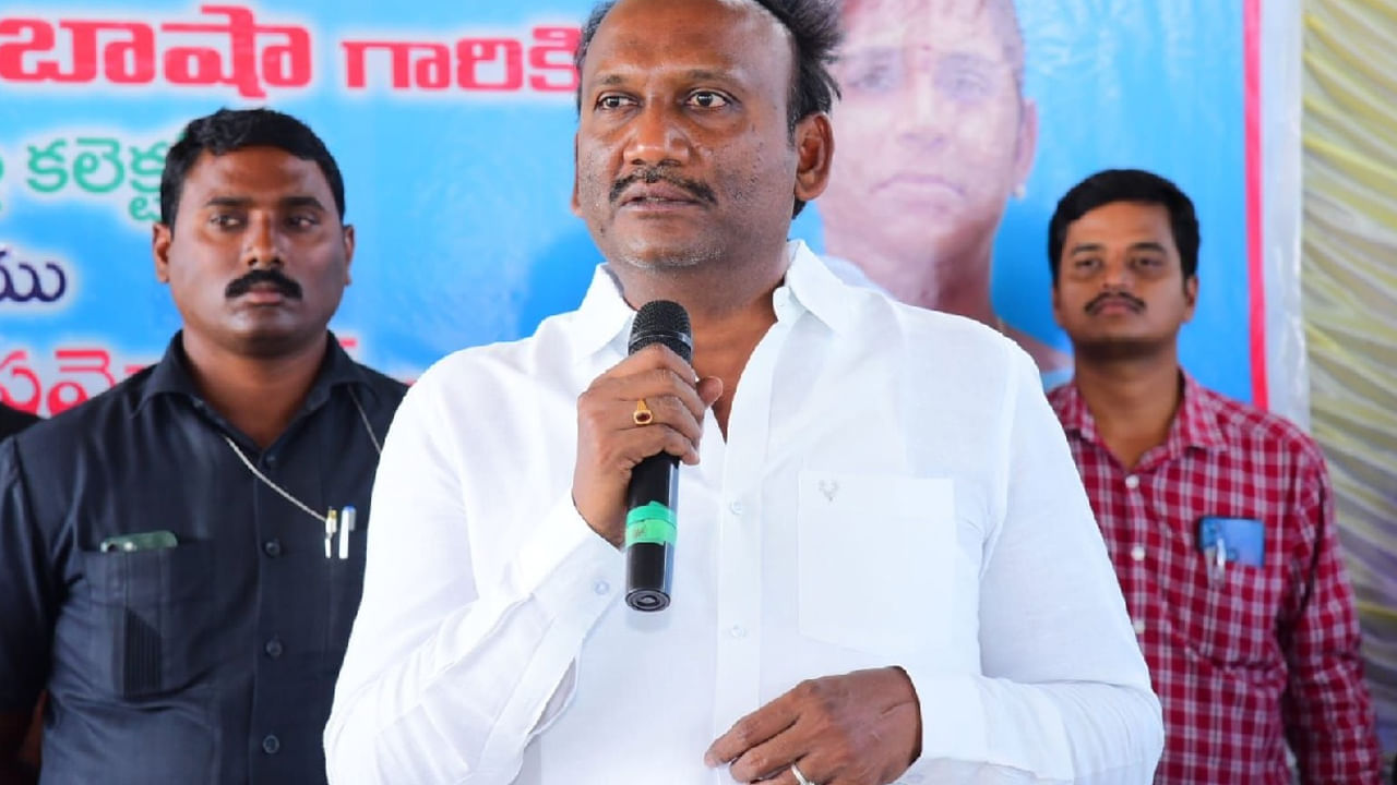 వైసీపీ నేత, మాజి ఎమ్మెల్యే ఆమంచి కృష్ణమోహన్‌కు పాము కాటు.. ఆస్పత్రికి తరలింపు