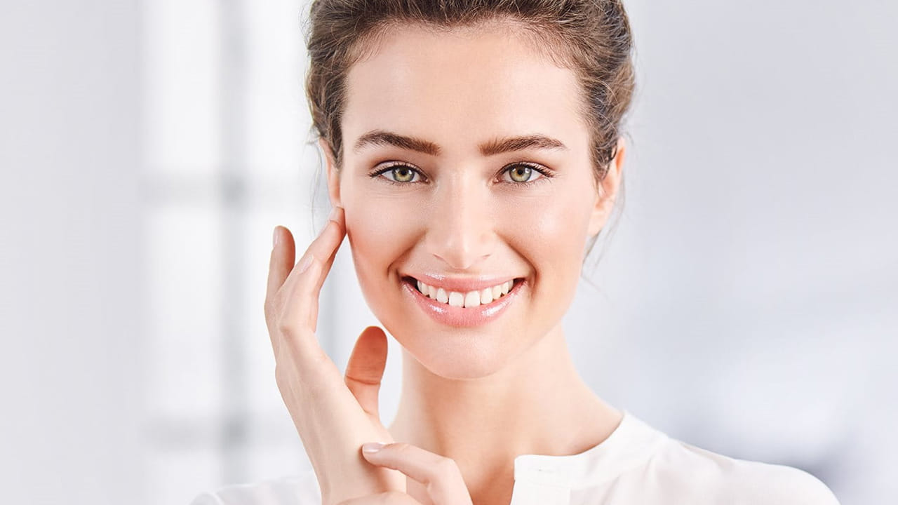 ముఖం మీద డార్క్ స్పాట్స్, ముడతలు, ఫైన్ లైన్స్ మొదలైనవి చర్మం వృద్ధాప్యాన్ని సూచిస్తాయి. సరైన చర్మ సంరక్షణ చర్యలు పాటించకపోవడం వల్ల కూడా చర్మ సమస్యలు వస్తాయి.