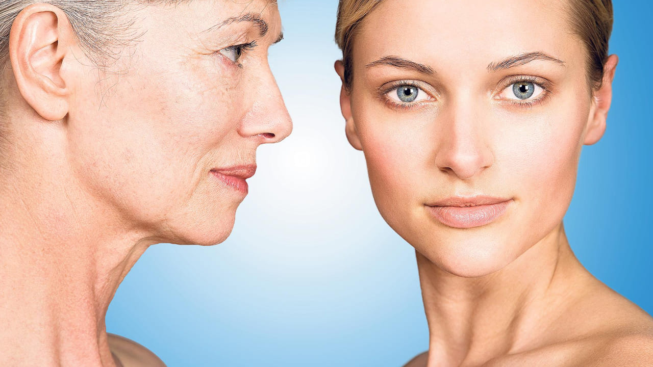 కొబ్బరి నూనె చర్మపై ఉన్న గాయాలను తగ్గిస్తుంది. ఇది చర్మంలో కొల్లాజెన్ ప్రోటీన్‌ను కూడా ప్రోత్సహిస్తుంది. వృద్ధాప్య ఛాయలను నివారిస్తుంది. అంతే కాకుండా కొబ్బరి నూనెలో ఉండే లారిక్ యాసిడ్ చర్మాన్ని మృదువుగా, కోమలంగా మారుస్తుంది.