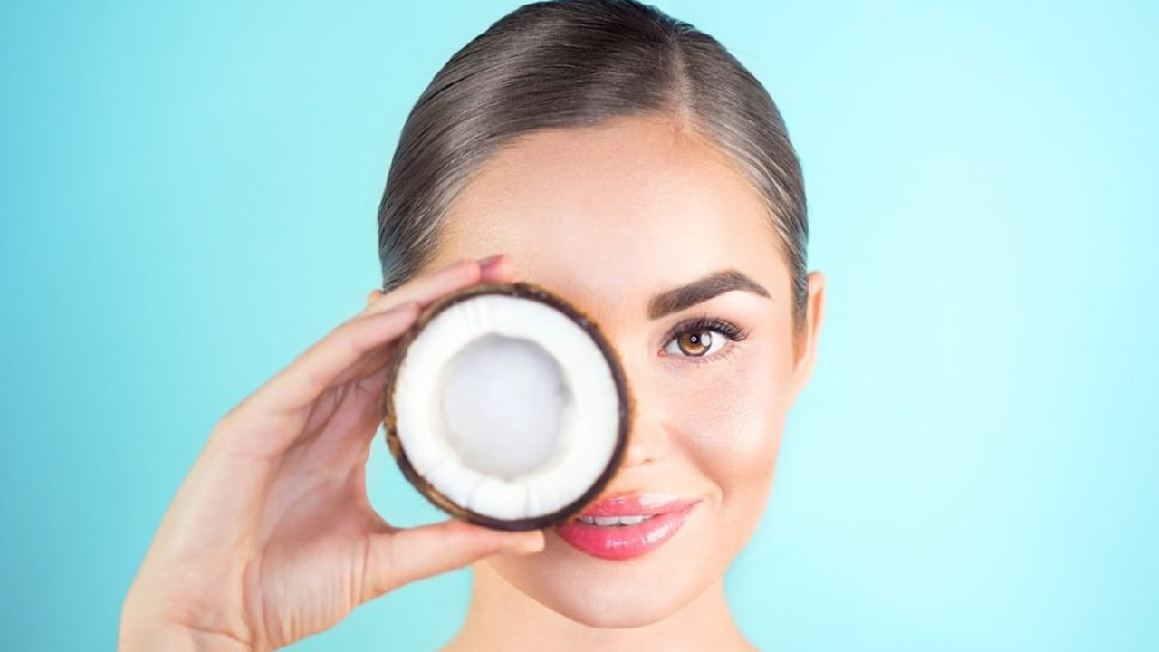 రాత్రి పడుకునే ముందు అరచేతులపై కొబ్బరి నూనెను రుద్దాలి. ఆ తర్వాత ముఖంపై అప్లై చేయాలి. చర్మం నూనెను పూర్తిగా పీల్చుకునే వరకు కొబ్బరి నూనెను ముఖంపై మసాజ్ చేయాలి. ఆ తరువాత నిద్రపోవాలి. మరుసటి రోజు ఉదయం ముఖాన్ని మంచినీటితో కడుక్కోవాలి.