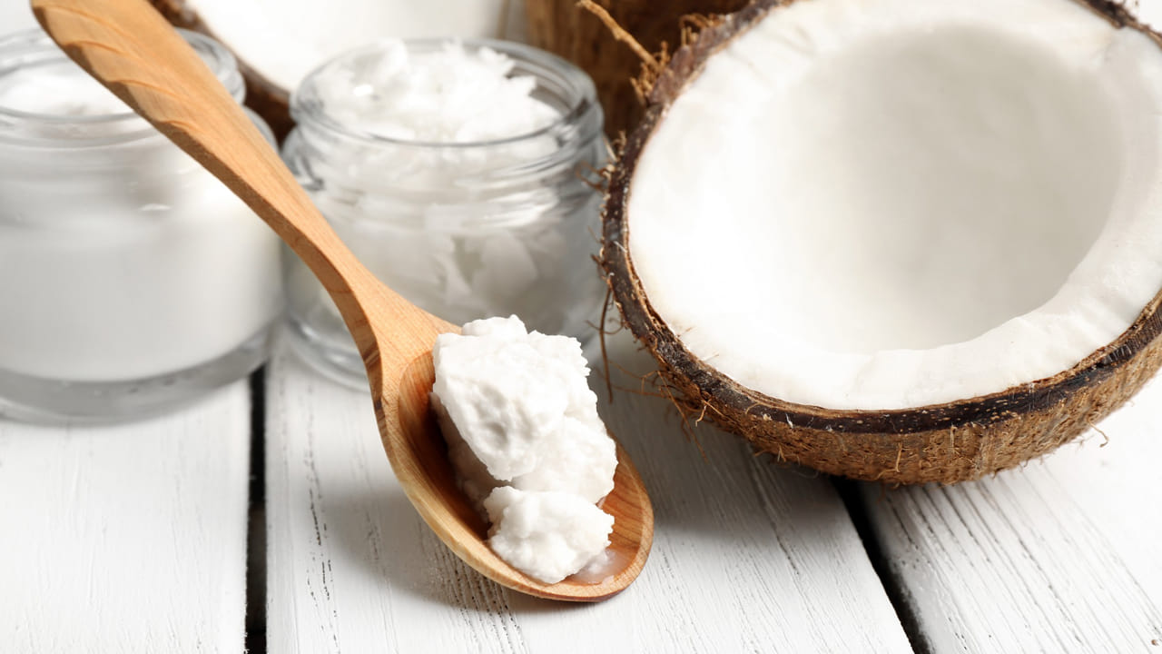 కొబ్బరి నూనెలో విటమిన్ ఇ, యాంటీఆక్సిడెంట్ ఉంటుంది. ఇది చర్మం స్థితిస్థాపకతను పెంచడంలో సహాయపడుతుంది. అయితే, కొబ్బరినూనెను ఎలా అప్లై చేయాలో చాలా మందికి తెలియదు.