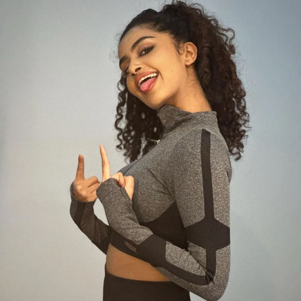 సినిమాలతో పాటు సోషల్‌ మీడియాలోనూ యాక్టివ్‌ గా ఉండే హీరోయిన్లలో అనుపమా పరమేశ్వరన్‌. ప్రస్తుతం టాలీవుడ్‌లో టాప్‌ హీరోయిన్‌గా వెలుగొందుతోన్న ఈ బ్యూటీ నెట్టింట తరచూ తన ఫొటోస్‌, వీడియోలను షేర్‌ చేస్తుంటుంది.