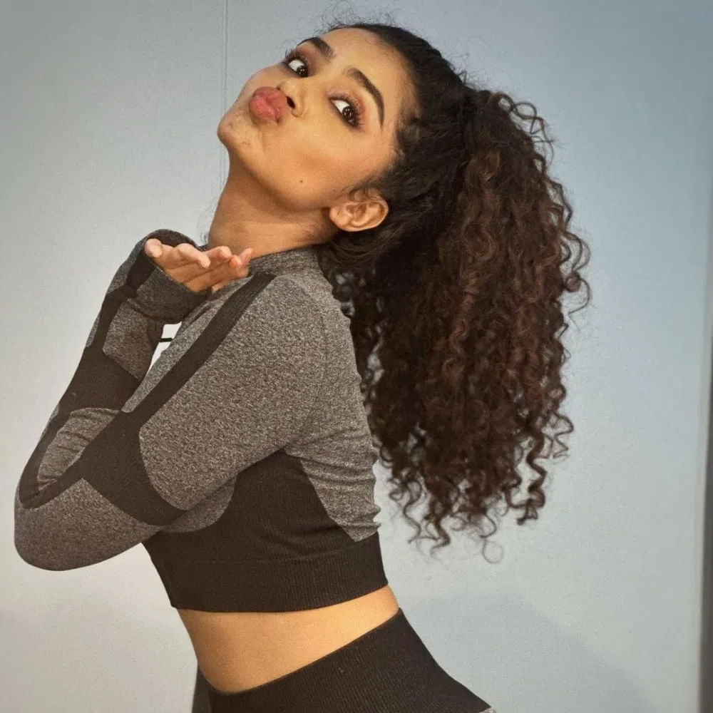 సోషల్‌ మీడియాలో అనుపమను అనుసరించే వారు చాలామందే ఉన్నారు. ముఖ్యంగా ఇన్‌స్టాగ్రామ్‌లో ఆమెకు భారీగా ఫాలోవర్లు ఉన్నారు. తాజాగా జిమ్‌ డ్రెస్‌లో ఉన్న కొన్ని క్యూట్‌ ఫొటోస్‌ను షేర్‌ చేసింది అనుపమ.