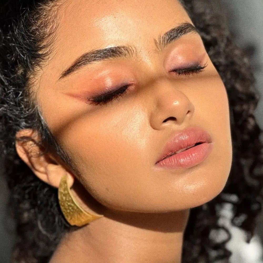 డీజే టిల్లు స్క్వేర్ సినిమాతో పాటు సైరన్‌ (తమిళ్‌) సినిమాలోనూ నటిస్తోంది అనుపమ. అలాగే ఒక మలయాళ మూవీలో నటిస్తూ బిజీగా ఉంటోంది. 