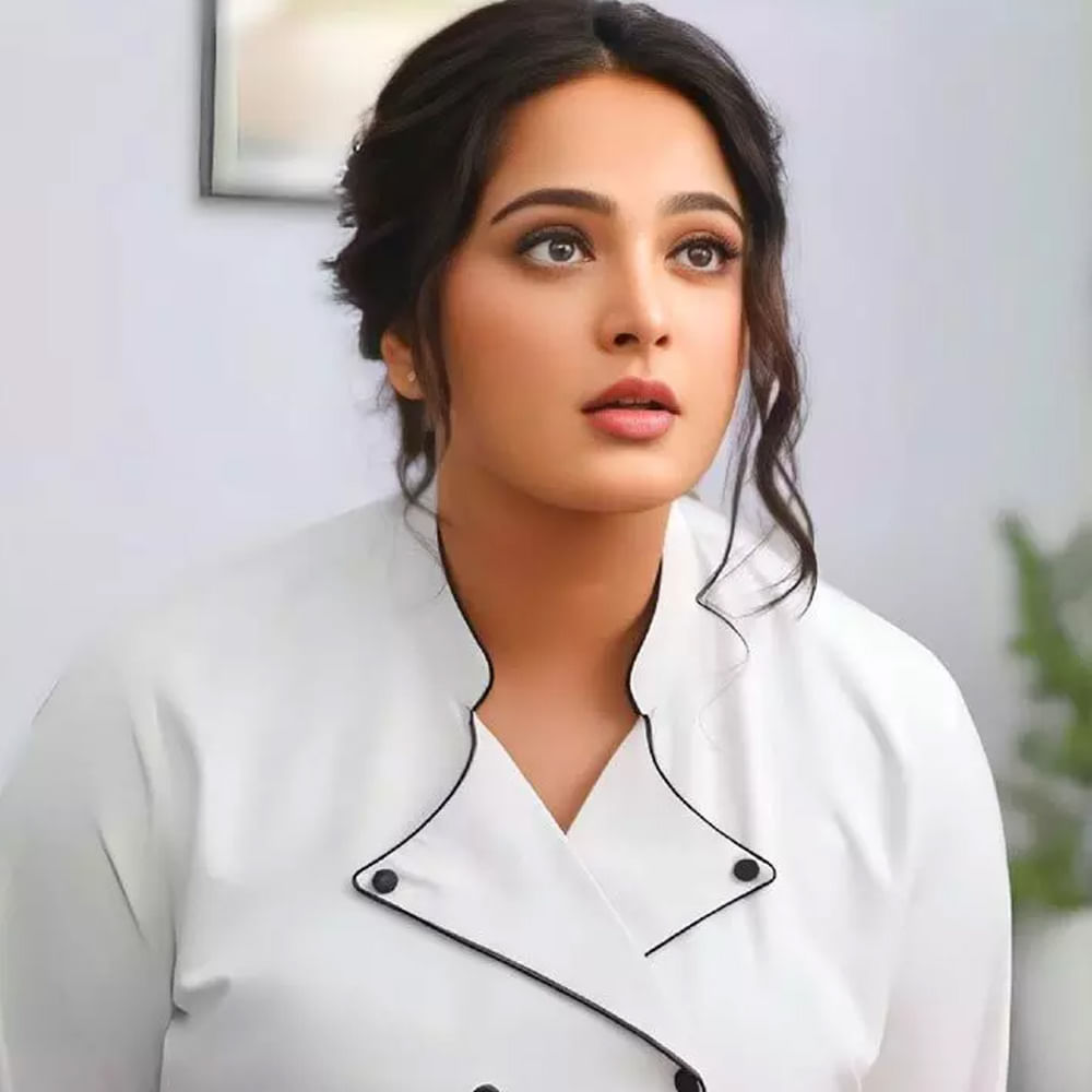 Miss Shetty Mr polishetty - వాయిదా పడింది 'మిస్‌ శెట్టి, మిస్టర్‌ పొలిశెట్టి' సినిమాను ఆగస్టు 24న విడుదల చేద్దామనుకున్నారు. అయితే పోస్ట్ ప్రొడక్షన్‌ పనులు పూర్తి కాకపోవడంతో విడుదల తేదీని వాయిదా వేశారు. సరికొత్త రిలీజ్‌ డేట్‌ని, సినిమా ట్రైలర్‌ రిలీజ్‌ డేట్‌ని త్వరలోనే ప్రకటిస్తామని అనౌన్స్ చేసింది యువీ క్రియేషన్స్. కామెడీ ఫీస్ట్ ఉంటుందని డిక్లేర్‌ చేశారు మేకర్స్. 