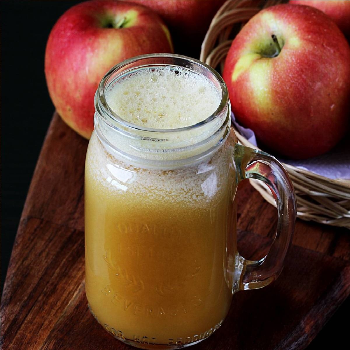 మలబద్దకాన్ని తగ్గించడంలో యాపిల్ జ్యూస్‌ బాగా పనిచేస్తుంది. దీనిని పండు రూపంలో కాకుండా జ్యూస్‌గా తీసుకుంటే ఇంకా ఫలితం త్వరగా లభిస్తుంది. యాపిల్‌లో ఉండే ఫైబ‌ర్‌, మిన‌ర‌ల్స్‌, విట‌మిన్లు మ‌ల‌బ‌ద్దకాన్ని త‌గ్గిస్తాయి. యాపిల్ జ్యూస్‌లో కొద్దిగా సోంపు గింజ‌ల పొడిని క‌లుపుకుని తాగితే ఇంకా ఎక్కువ ఫ‌లితం ఉంటుంది.