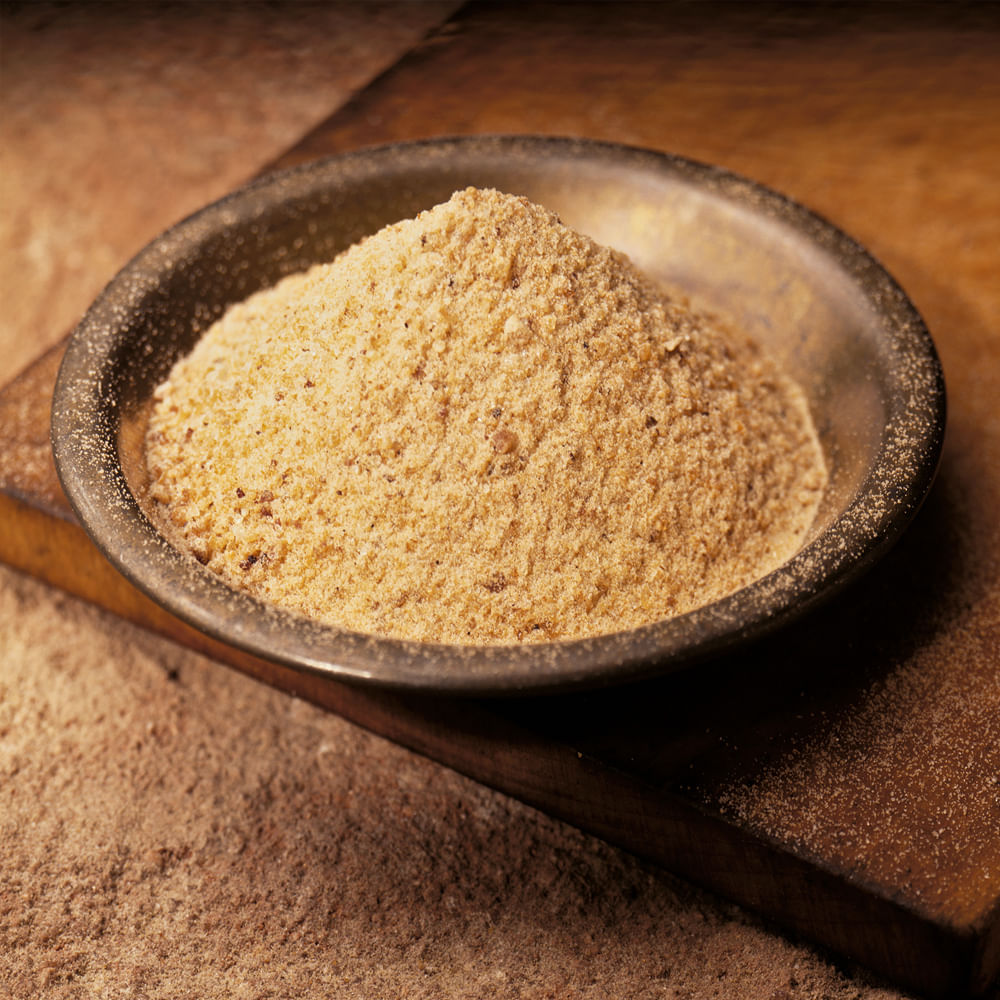 కడుపు నొప్పి, తిమ్మిరి, పీరియడ్స్ సమయంలో ఉబ్బరం తగ్గించడంలో కూడా ఇంగువ చాలా సహాయపడుతుంది. ఈ సమయంలో, వేడి నీటిలో కలిపిన ఇంగువ పొడిని ఉపయోగించడం ప్రయోజనకరంగా ఉంటుంది. ఇందులో ఉండే యాంటీ ఇన్‌ఫ్లమేటరీ లక్షణాలు ఈ సమస్య నుంచి నొప్పి నివారిణిగా ఉపశమనం కలిగిస్తాయి.