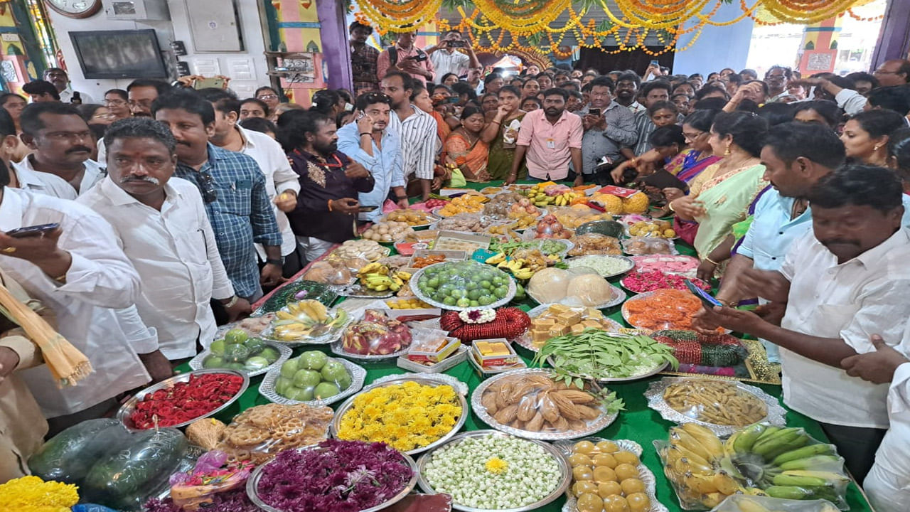 ఆషాడ మాస సారె విశిష్టత: ఆషాడ మాసంలో అమ్మవార్లకు అసలు సారె ఎందుకు సమర్పించాలి. సారె సమర్పిస్తే మంచి జరుగుతుందా.. ఆంధ్రప్రదేశ్ రాష్ట్ర ప్రభుత్వం ఈ ఏడాది ప్రతిష్టాత్మకంగా ఈ కార్యక్రమం చేస్తుంది.