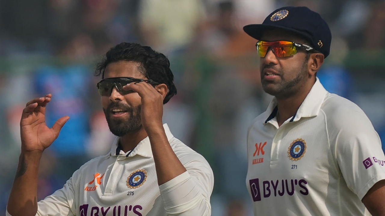 R Ashwin-R Jadeja: భారత్ వేదికగా ఆస్ట్రేలియాతో జరిగిన 4 టెస్టుల బోర్డర్ గవాస్కర్ ట్రోఫీలో రవిచంద్రన్ అశ్విన్, రవీంద్ర జడేజా పోటీ పడి మరీ కంగారులను కంగారు పెట్టించారు. ఆ సిరీస్‌లో ఆశ్విన్ 25 వికెట్లు తీసుకుని 86 పరుగులు చేయగా.. జడేజా 22 వికెట్లు తీసి, 135 రన్స్ సాధించాడు. 