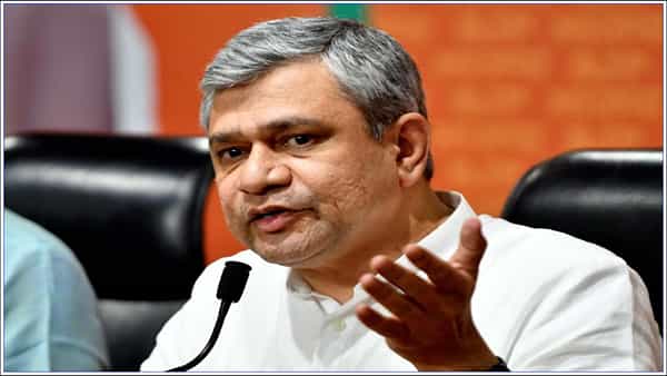 Indian Railways: సీనియర్ సిటిజన్లకు రైల్వే గుడ్న్యూస్.. ఇక నుంచి అలాంటి ఇబ్బందులు ఉండవు: రైల్వే మంత్రి