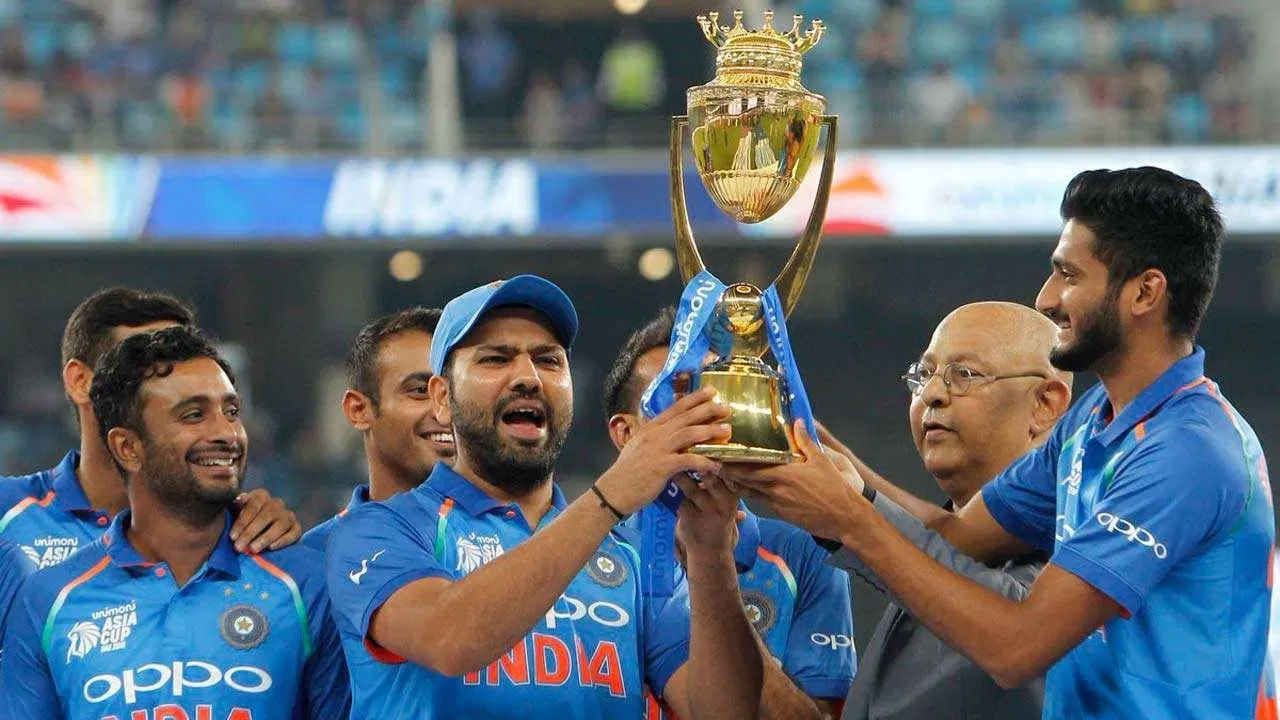 Asia Cup: ఆసియా ఖండంలోని క్రికెట్ దేశాల మధ్య జరిగే ఆసియా కప్ టోర్నమెంట్ 1984 నుంచి జరుగుతుంది. ఇప్పటి వరకు 15 ఆసియా కప్‌ టోర్నీలు పూర్తవగా.. అందులో 7 సార్లు భారత జట్టే గెలిచింది. తద్వారా అత్యధిక సార్లు టోర్నీ గెలిచిన రికార్డ్ కూడా టీమిండియా పేరిట ఉంది. ఈ ట్రోఫీని శ్రీలంక 6 సార్లు, పాకిస్థాన్ 2 సార్లు గెలుచుకున్నాయి. 