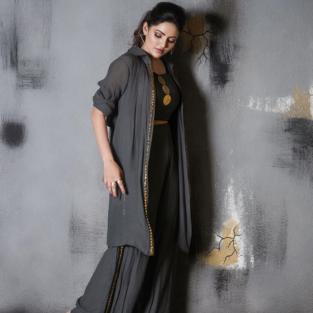 2017లో కాదల్ కన్ కట్టుదే సినిమాతో కోలీవుడ్ ఇండస్ట్రీలోకి అడుగుపెట్టిన ఈ బ్యూటీ.. ఆ తర్వాత పలు చిత్రాల్లో నటించి మెప్పించింది. 