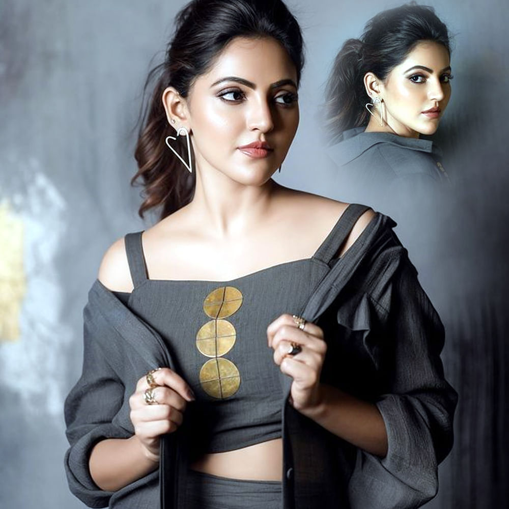 ఇప్పుడు ఈ అమ్మడు తెలుగులో అవకాశాల కోసం ఎదురుచూస్తుంది. ఈ క్రమంలో నెట్టింట ఫుల్ యాక్టివ్ అయ్యింది. 