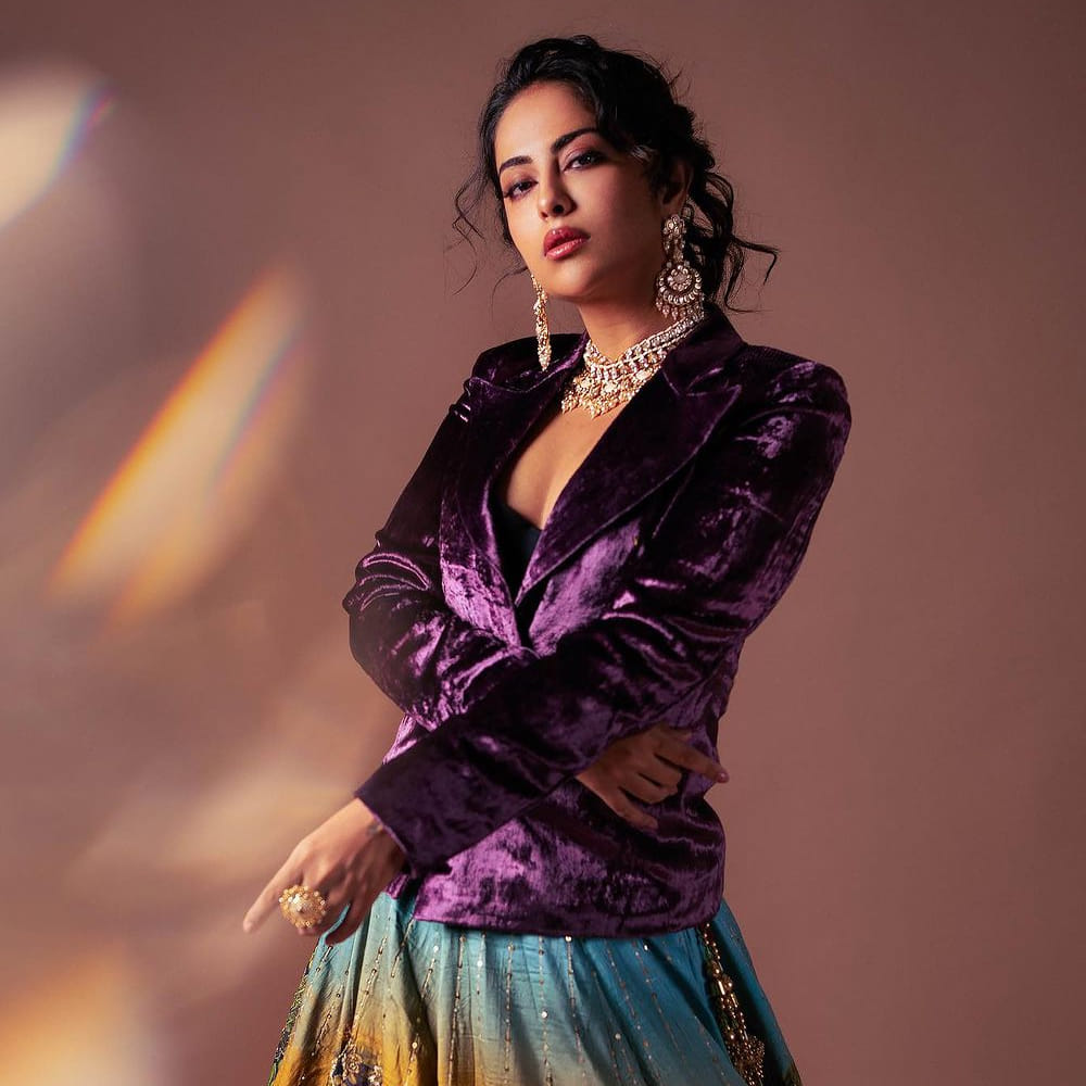 సీరియల్ తో బుల్లితెరపై సందడి చేసి , ఉయ్యాలా జంపాల సినిమాతో వెండితెరకు పరిచయమై తనదైన అందం అభినయంతో మూవీ లవర్స్ కు బాగా దగ్గరయ్యింది అందాల తార అవికాగోర్. ఈ అమ్మడు వరుస సినిమాలతో దూసుకుపోతూ తనకంటూ ప్రత్యేక ఇమేజ్ క్రియేట్ చేసుకుంది. ఇక ఈ అమ్మడి సోషల్ మీడియా ఫాలోయింగ్ గట్టిగానే ఉంది. న్యూ ఫొటోస్ తో , హాట్ హాట్ గా అవికా గోర్ కిల్లింగ్ ఎక్సప్రెషన్స్ తో యూత్ ను ఎట్రాక్ట్ చేస్తుంది. మీరు ఓ లుక్కేయండి.