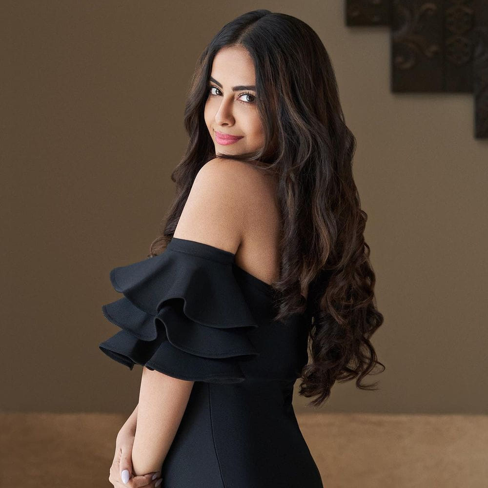 సీరియల్ తో బుల్లితెరపై సందడి చేసి , ఉయ్యాలా జంపాల సినిమాతో వెండితెరకు పరిచయమై తనదైన అందం అభినయంతో మూవీ లవర్స్ కు బాగా దగ్గరయ్యింది అందాల తార అవికాగోర్. ఈ అమ్మడు వరుస సినిమాలతో దూసుకుపోతూ తనకంటూ ప్రత్యేక ఇమేజ్ క్రియేట్ చేసుకుంది. ఇక ఈ అమ్మడి సోషల్ మీడియా ఫాలోయింగ్ గట్టిగానే ఉంది. న్యూ ఫొటోస్ తో , హాట్ హాట్ గా అవికా గోర్ కిల్లింగ్ ఎక్సప్రెషన్స్ తో యూత్ ను ఎట్రాక్ట్ చేస్తుంది. మీరు ఓ లుక్కేయండి.