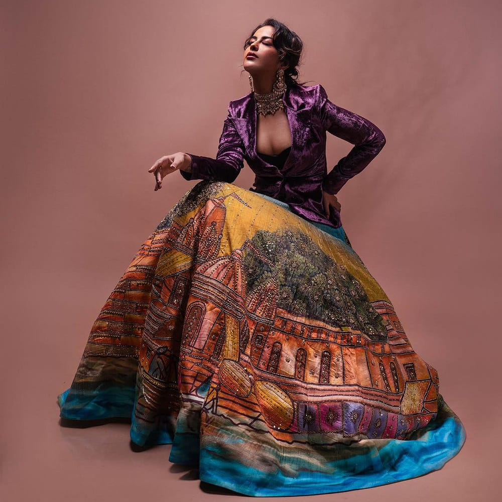 సీరియల్ తో బుల్లితెరపై సందడి చేసి , ఉయ్యాలా జంపాల సినిమాతో వెండితెరకు పరిచయమై తనదైన అందం అభినయంతో మూవీ లవర్స్ కు బాగా దగ్గరయ్యింది అందాల తార అవికాగోర్. ఈ అమ్మడు వరుస సినిమాలతో దూసుకుపోతూ తనకంటూ ప్రత్యేక ఇమేజ్ క్రియేట్ చేసుకుంది. ఇక ఈ అమ్మడి సోషల్ మీడియా ఫాలోయింగ్ గట్టిగానే ఉంది. న్యూ ఫొటోస్ తో , హాట్ హాట్ గా అవికా గోర్ కిల్లింగ్ ఎక్సప్రెషన్స్ తో యూత్ ను ఎట్రాక్ట్ చేస్తుంది. మీరు ఓ లుక్కేయండి.