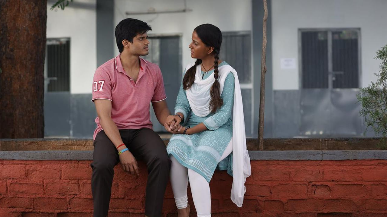 Baby - బేబీ డైరెక్టర్స్ కట్‌ బ్లాక్ బస్టర్ బేబీ సినిమాకు సంబంధించిన మరో అప్‌డేట్ ఇచ్చారు మేకర్స్‌. ఆగస్టు 1 నుంచి థియేటర్లలో ఈ సినిమా ఎక్స్‌టెండెడ్ వర్షన్‌ను ప్రదర్శించబోతున్నట్టుగా వెల్లడించారు. ఒక పాటతో పాటు 14 నిమిషాల ఎక్స్‌ట్రా ఫుటేజ్‌ను యాడ్‌ చేస్తున్నట్టుగా వెల్లడించారు. ఆనంద్ దేవరకొండ, విరాజ్ అశ్విన్‌, వైష్ణవి చైతన్య లీడ్ రోల్స్‌లో తెరకెక్కిన బేబీ సినిమాకు సాయి రాజేష్ దర్శకుడు.