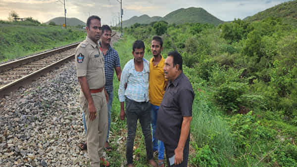 Andhra Pradesh: ఏంటీ బ్రో ఇది..! రైలు పట్టాలపై ఆత్మహత్య చేసుకోవాలనుకున్న లైన్మెన్.. చివరి నిమిషంలో..