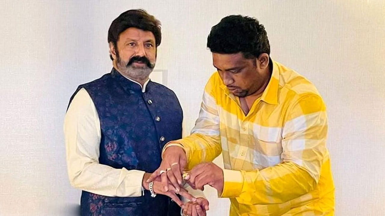 Balakrishna: బాలయ్యకు బంగారు ఉంగరం గిఫ్ట్ ఇచ్చిన అభిమాని.. ఆయన రియాక్షన్ ఏంటంటే