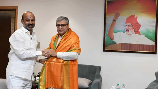 రైల్వే మంత్రితో బండి సంజయ్ భేటీ.. అక్కడ కొత్త రైల్వే లేన్ కోసం ప్రతిపాదన.. అశ్వీనీ వైష్ణవ్ ఏమన్నారంటే..?