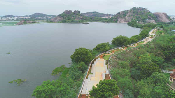 Warangal: వరంగల్కు పోటెత్తిన వరద.. భద్రకాళి చెరువుకు గండి.. భయాందోళనలో ప్రజలు..