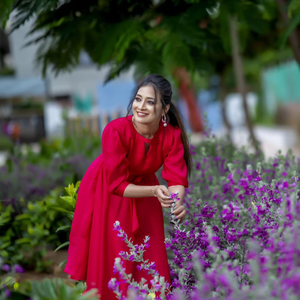 హస్కీ గొంతుతో అందరిని మెస్మరైజ్ చేస్తుంది భానుశ్రీ.. నాజూకు అందాలతో దిగిన ఫోటోలు సోషల్ మీడియాలో షేర్ చేస్తా అందరిని ఆకట్టుకుంటుంది ఈ ముద్దగుమ్మ.. అప్పట్లో బిగ్ బాస్ హౌస్ లో అడుగు పెట్టి.. 36ఎపిసోడ్‌ల తరువాత ఎలిమినేట్ అయ్యింది భానుశ్రీ