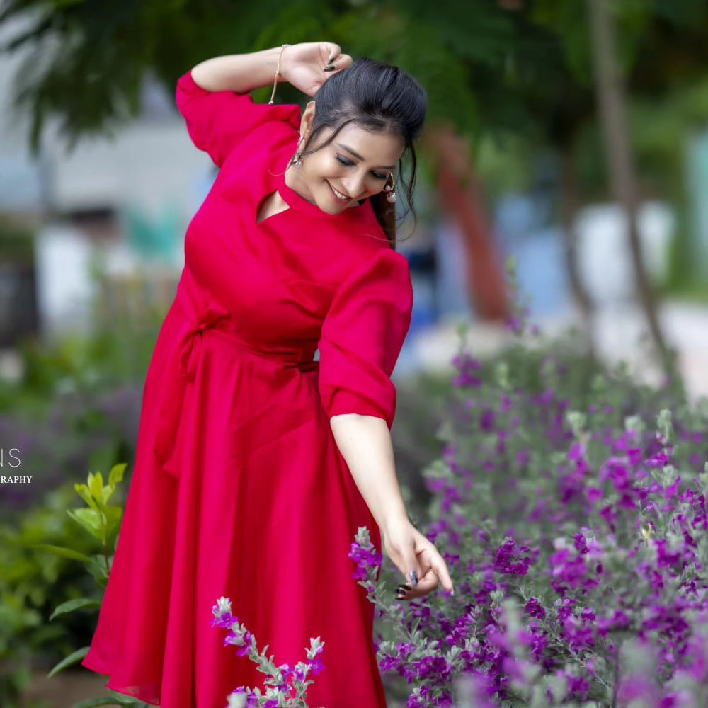 హస్కీ గొంతుతో అందరిని మెస్మరైజ్ చేస్తుంది భానుశ్రీ.. నాజూకు అందాలతో దిగిన ఫోటోలు సోషల్ మీడియాలో షేర్ చేస్తా అందరిని ఆకట్టుకుంటుంది ఈ ముద్దగుమ్మ.. అప్పట్లో బిగ్ బాస్ హౌస్ లో అడుగు పెట్టి.. 36ఎపిసోడ్‌ల తరువాత ఎలిమినేట్ అయ్యింది భానుశ్రీ