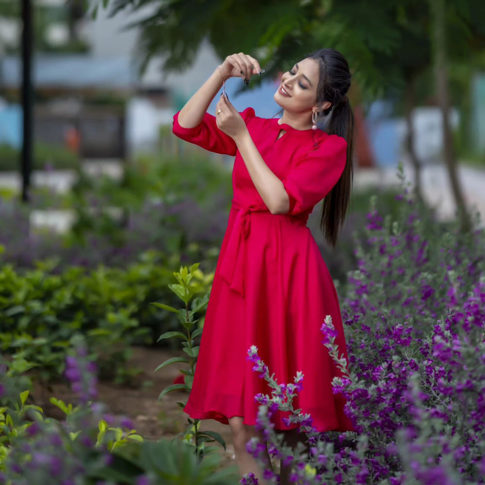 హస్కీ గొంతుతో అందరిని మెస్మరైజ్ చేస్తుంది భానుశ్రీ.. నాజూకు అందాలతో దిగిన ఫోటోలు సోషల్ మీడియాలో షేర్ చేస్తా అందరిని ఆకట్టుకుంటుంది ఈ ముద్దగుమ్మ.. అప్పట్లో బిగ్ బాస్ హౌస్ లో అడుగు పెట్టి.. 36ఎపిసోడ్‌ల తరువాత ఎలిమినేట్ అయ్యింది భానుశ్రీ