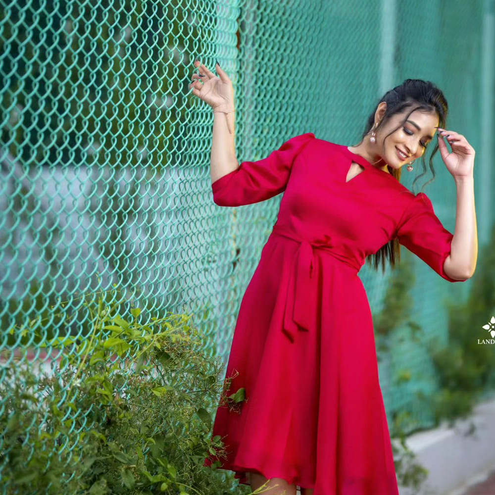 హస్కీ గొంతుతో అందరిని మెస్మరైజ్ చేస్తుంది భానుశ్రీ.. నాజూకు అందాలతో దిగిన ఫోటోలు సోషల్ మీడియాలో షేర్ చేస్తా అందరిని ఆకట్టుకుంటుంది ఈ ముద్దగుమ్మ.. అప్పట్లో బిగ్ బాస్ హౌస్ లో అడుగు పెట్టి.. 36ఎపిసోడ్‌ల తరువాత ఎలిమినేట్ అయ్యింది భానుశ్రీ