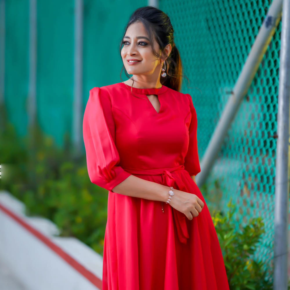 హస్కీ గొంతుతో అందరిని మెస్మరైజ్ చేస్తుంది భానుశ్రీ.. నాజూకు అందాలతో దిగిన ఫోటోలు సోషల్ మీడియాలో షేర్ చేస్తా అందరిని ఆకట్టుకుంటుంది ఈ ముద్దగుమ్మ.. అప్పట్లో బిగ్ బాస్ హౌస్ లో అడుగు పెట్టి.. 36ఎపిసోడ్‌ల తరువాత ఎలిమినేట్ అయ్యింది భానుశ్రీ