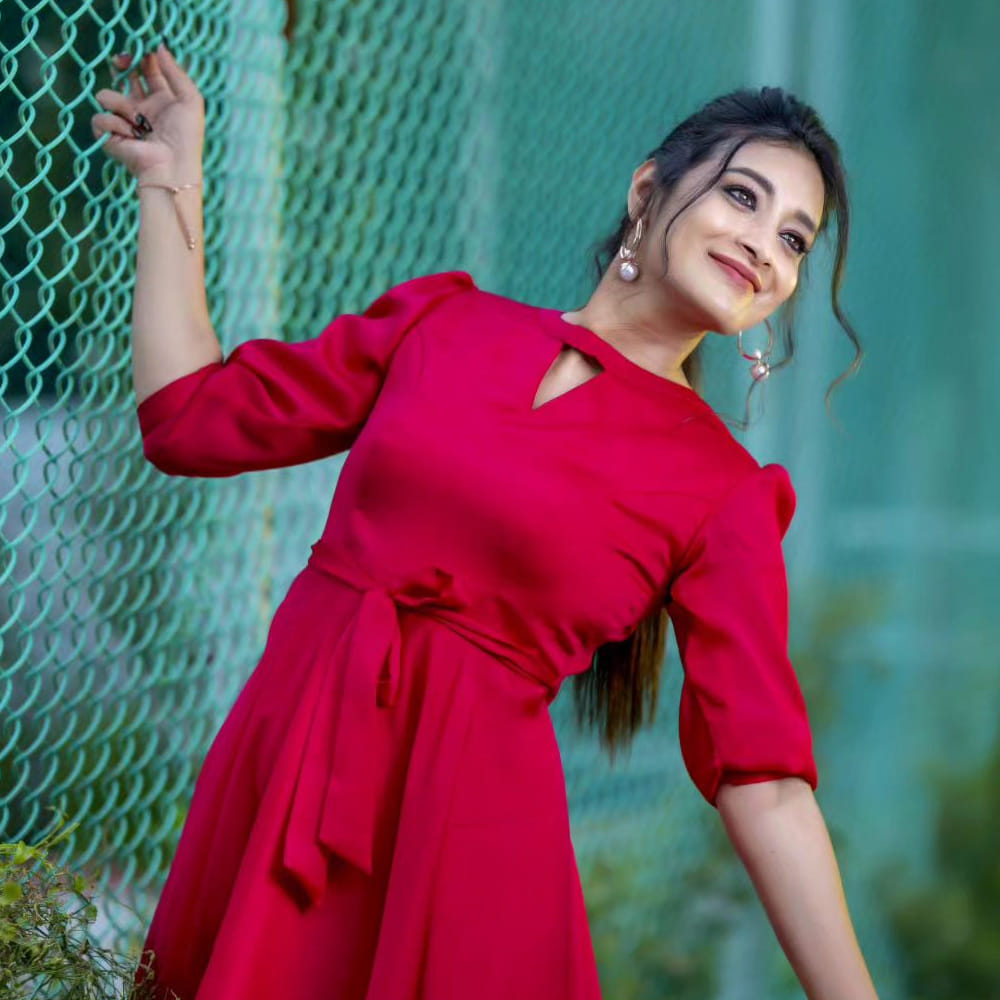 హస్కీ గొంతుతో అందరిని మెస్మరైజ్ చేస్తుంది భానుశ్రీ.. నాజూకు అందాలతో దిగిన ఫోటోలు సోషల్ మీడియాలో షేర్ చేస్తా అందరిని ఆకట్టుకుంటుంది ఈ ముద్దగుమ్మ.. అప్పట్లో బిగ్ బాస్ హౌస్ లో అడుగు పెట్టి.. 36ఎపిసోడ్‌ల తరువాత ఎలిమినేట్ అయ్యింది భానుశ్రీ