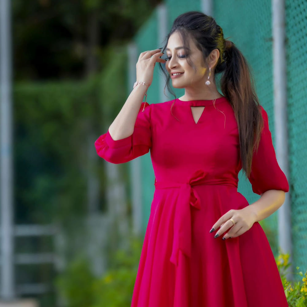 హస్కీ గొంతుతో అందరిని మెస్మరైజ్ చేస్తుంది భానుశ్రీ.. నాజూకు అందాలతో దిగిన ఫోటోలు సోషల్ మీడియాలో షేర్ చేస్తా అందరిని ఆకట్టుకుంటుంది ఈ ముద్దగుమ్మ.. అప్పట్లో బిగ్ బాస్ హౌస్ లో అడుగు పెట్టి.. 36ఎపిసోడ్‌ల తరువాత ఎలిమినేట్ అయ్యింది భానుశ్రీ