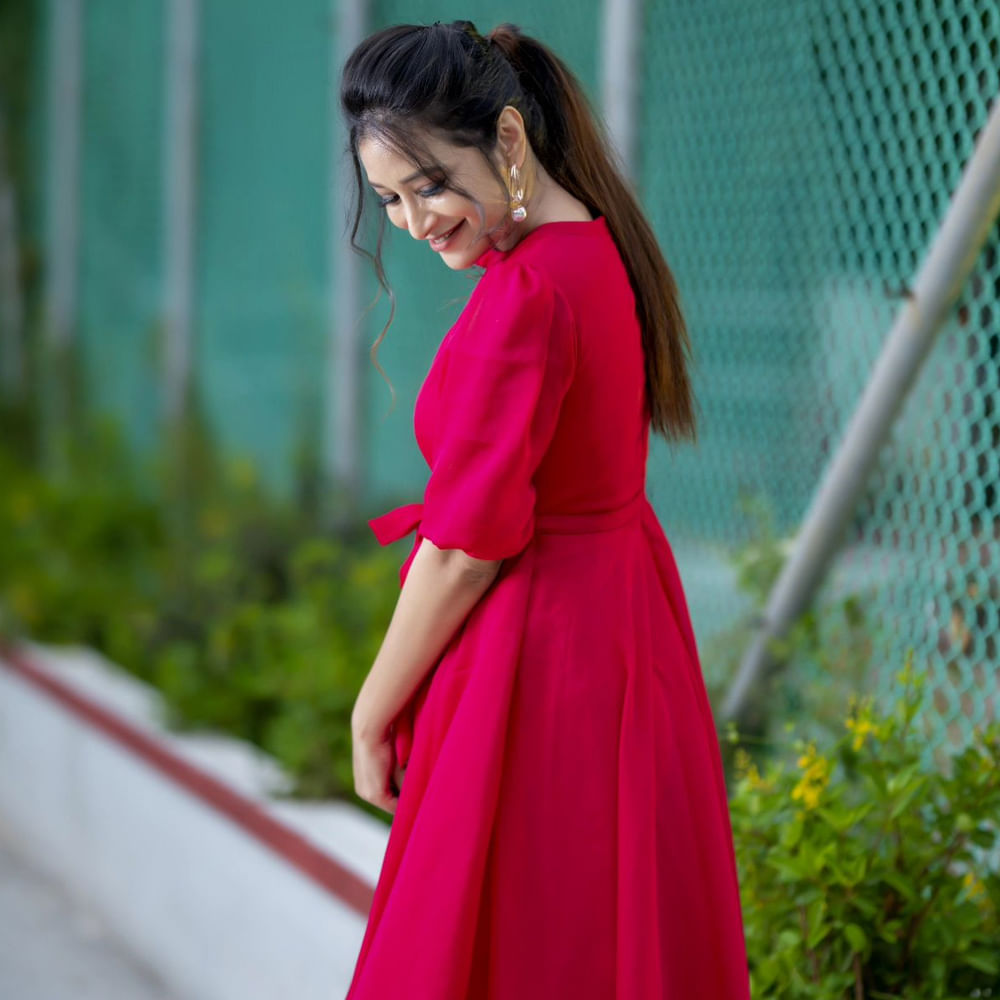 హస్కీ గొంతుతో అందరిని మెస్మరైజ్ చేస్తుంది భానుశ్రీ.. నాజూకు అందాలతో దిగిన ఫోటోలు సోషల్ మీడియాలో షేర్ చేస్తా అందరిని ఆకట్టుకుంటుంది ఈ ముద్దగుమ్మ.. అప్పట్లో బిగ్ బాస్ హౌస్ లో అడుగు పెట్టి.. 36ఎపిసోడ్‌ల తరువాత ఎలిమినేట్ అయ్యింది భానుశ్రీ